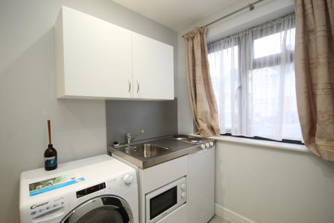 Studio to rent, Sudbury Heights Avenue, Greenford, Middlesex, UB6
