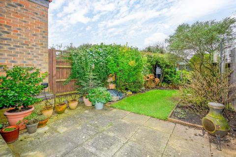 58 Parry Drive, Weybridge, KT13 0UU