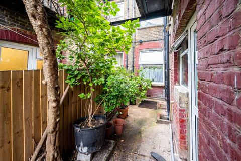 2 bedroom flat to rent, Venetian Road, Camberwell, London, SE5