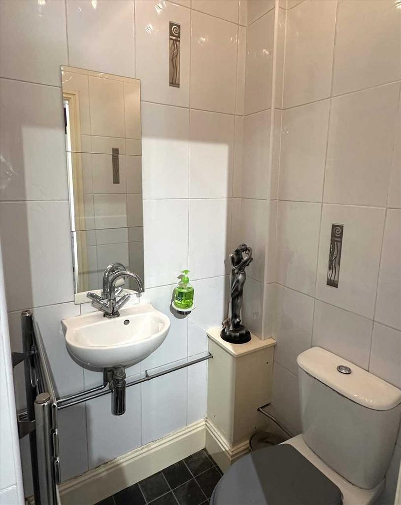 Cloaks/toilet: