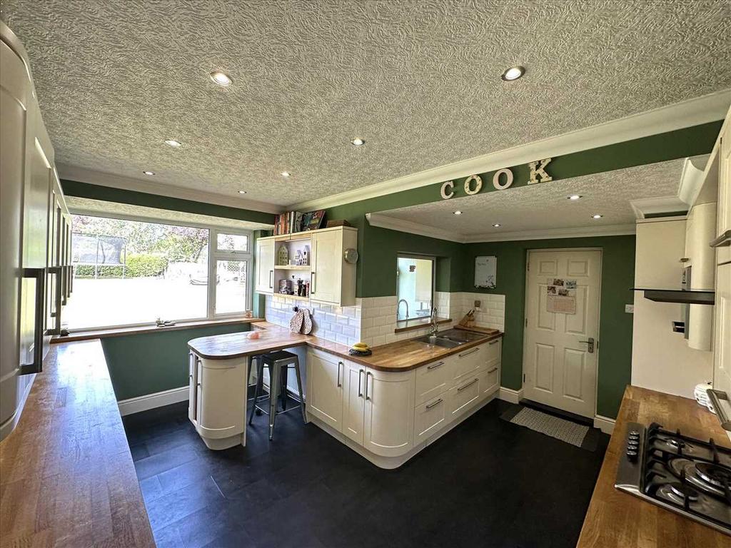 Dining/sitting room:
