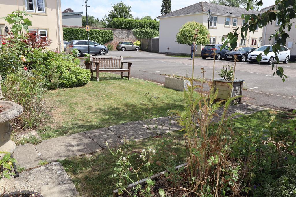 Garden to the front