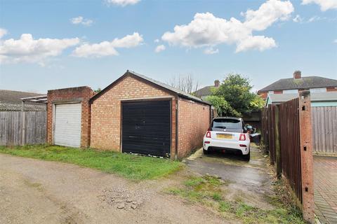 3 bedroom semi-detached house for sale, Walton Way, Aylesbury