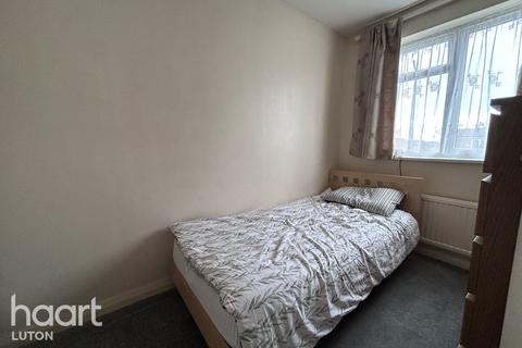 2 bedroom semi-detached house to rent, Finch Close, LUTON