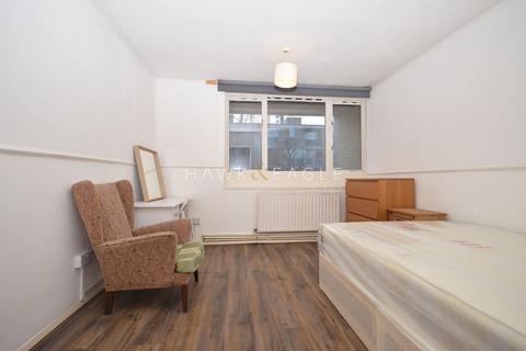 1 bedroom in a flat share to rent, Smithy Street, London, Greater London. E1