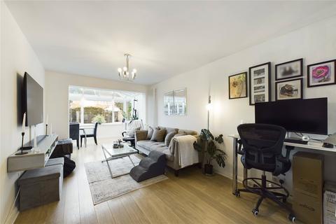 27 Aylesham Way, Yateley, GU46 6NS