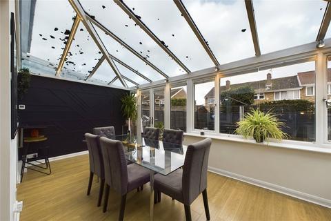 27 Aylesham Way, Yateley, GU46 6NS