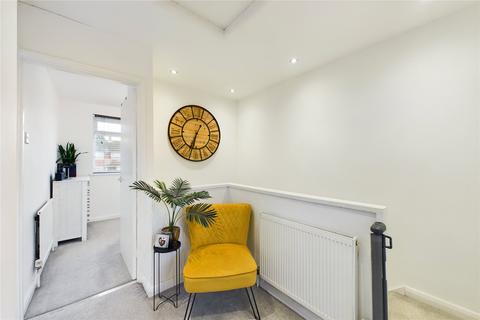 27 Aylesham Way, Yateley, GU46 6NS