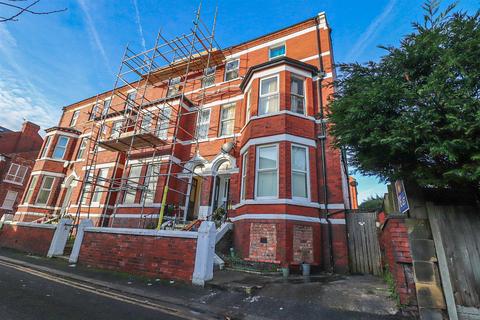 Studio to rent, Castle Walk, Southport PR8