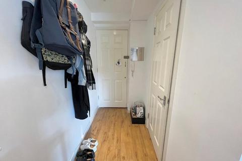 Studio to rent, Kingston Road, New Malden KT3