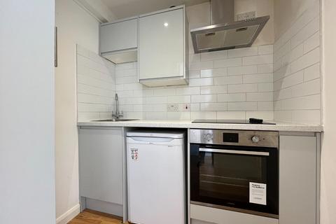 Studio to rent, Kingston Road, New Malden KT3