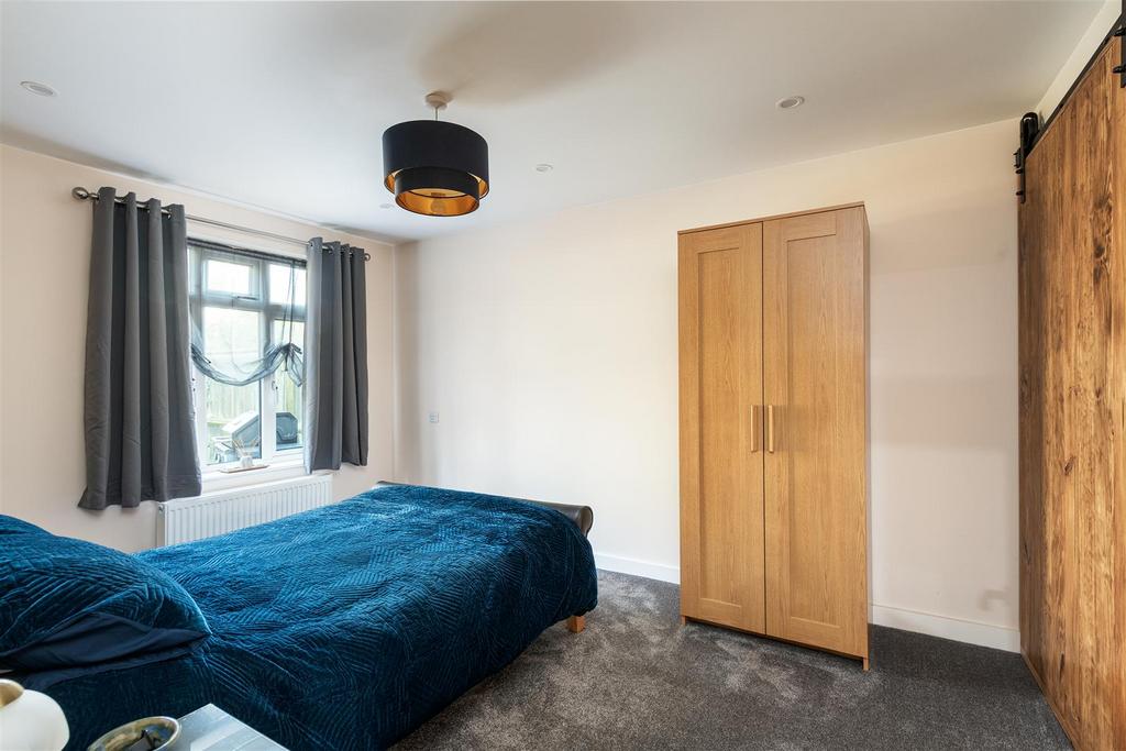33 Lambeth Close bedroom2.jpg