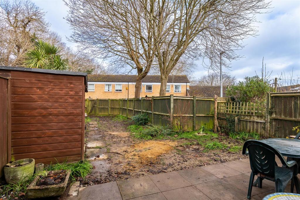 33 Lambeth Close garden2.jpg