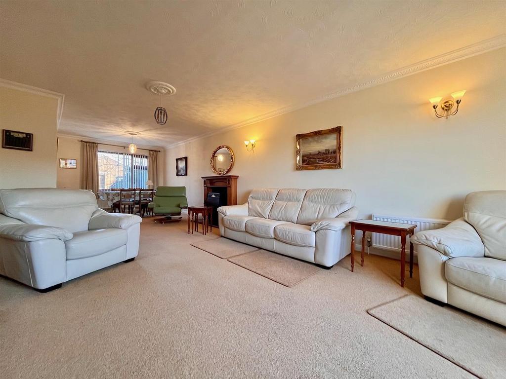 Lounge/Dining Room