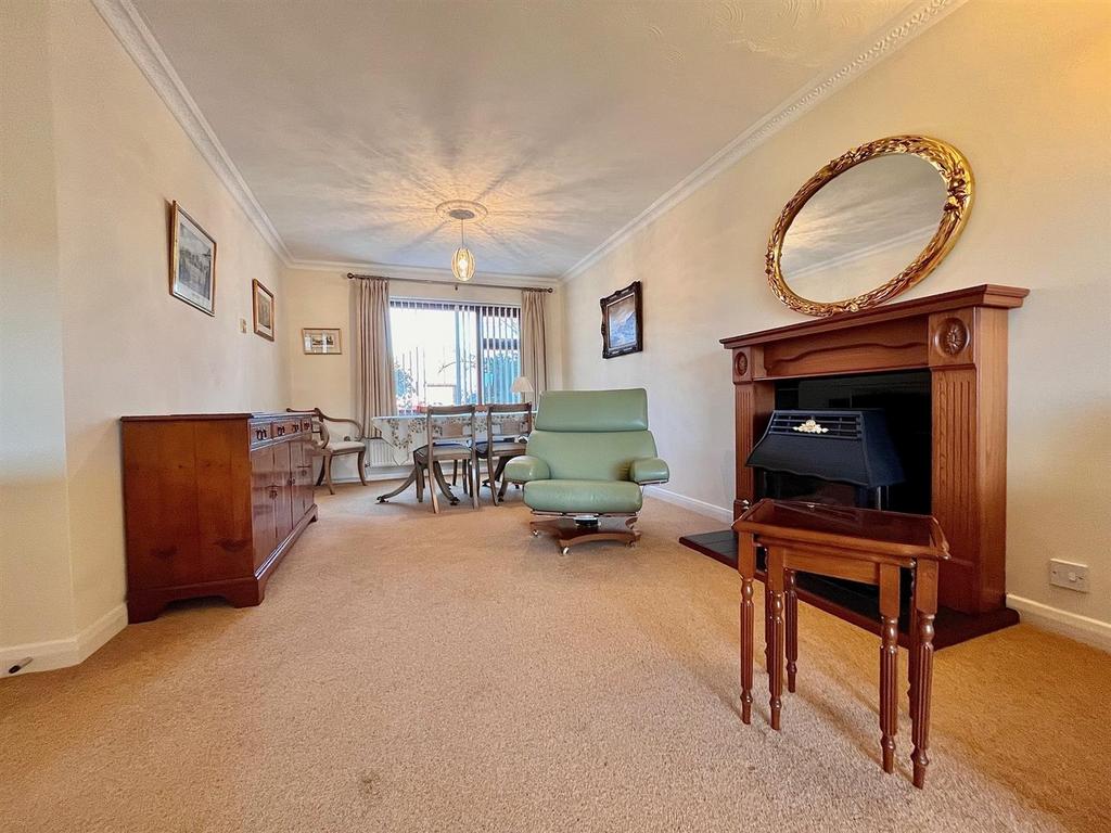 Lounge/Dining Room