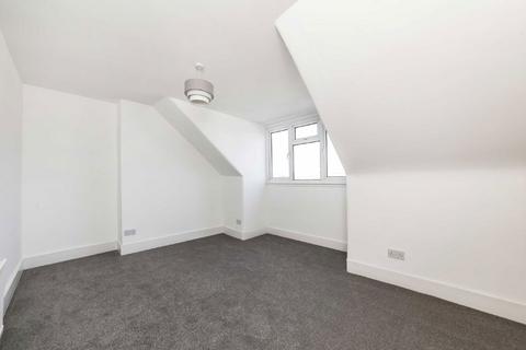 3 bedroom flat to rent, Larden Road, London W3