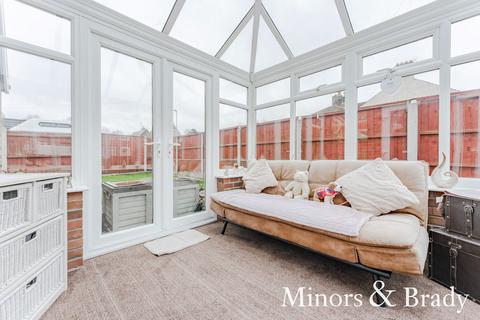 2 bedroom chalet for sale, The Avenue, Lowestoft