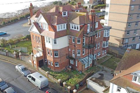 3 bedroom flat for sale, South Cliff Avenue, Eastbourne, BN20 7AH