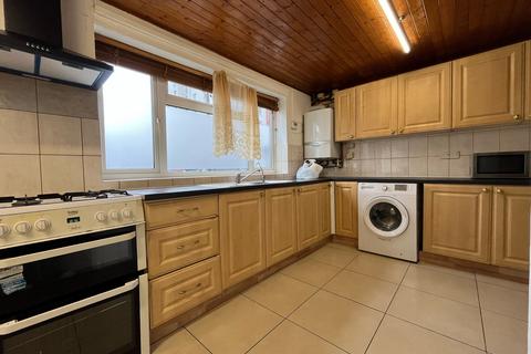 6 bedroom end of terrace house to rent, Chadd Green, London E13