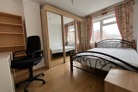 6 bedroom end of terrace house to rent, Chadd Green, London E13