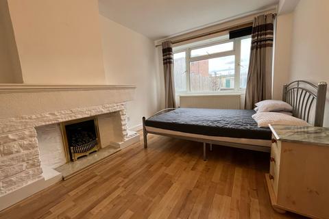 6 bedroom end of terrace house to rent, Chadd Green, London E13