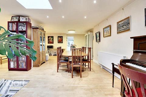 4 bedroom terraced house for sale, Hemswell Drive, NW9