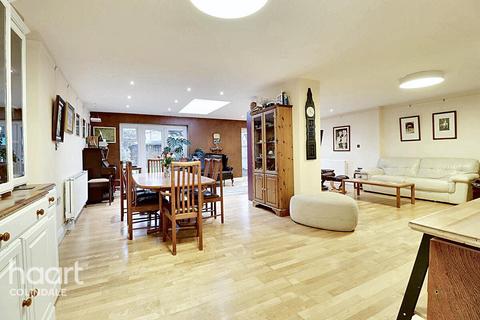 4 bedroom terraced house for sale, Hemswell Drive, NW9