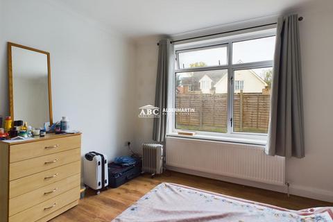 1 bedroom flat for sale, Highfield Avenue, London