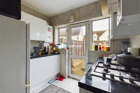 1 bedroom flat for sale, Highfield Avenue, London
