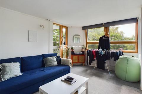 3 bedroom flat for sale, Blantyre Walk:  Worlds End Estate, London