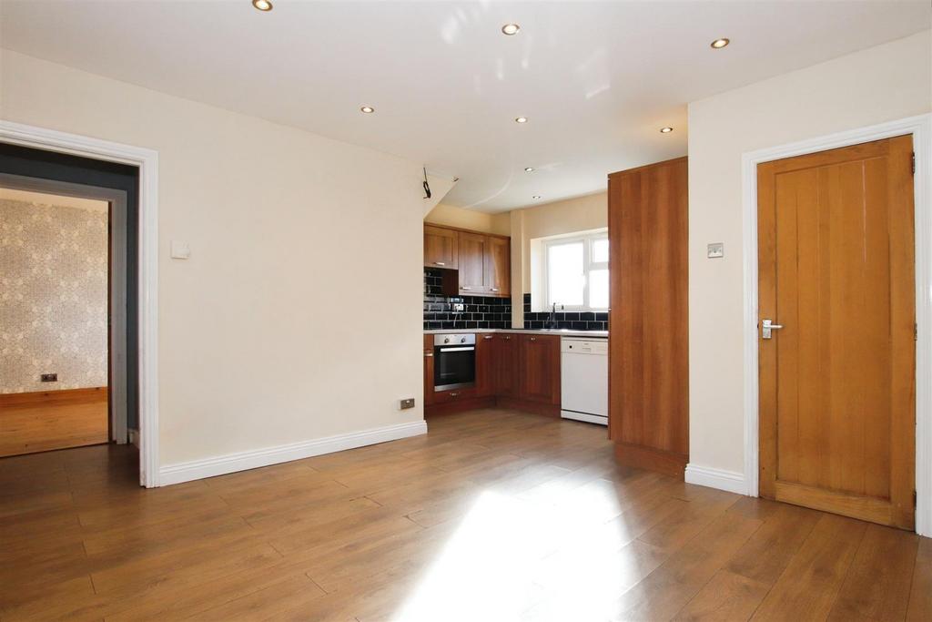 Open plan "l" fitted kitchen/dining room