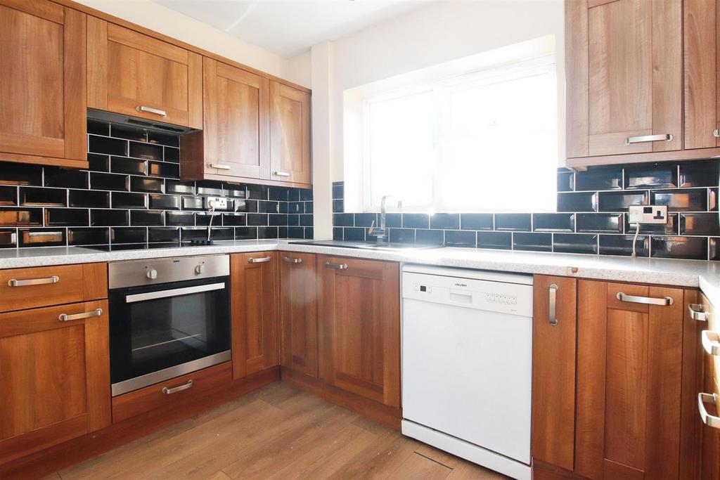 Open plan "l" fitted kitchen/dining room