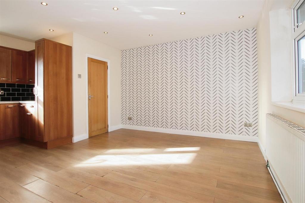 Open plan "l" fitted kitchen/dining room