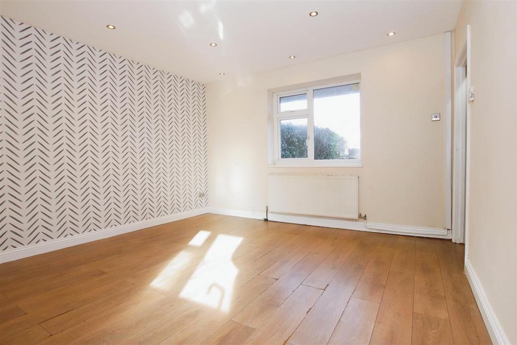 Open plan "l" fitted kitchen/dining room