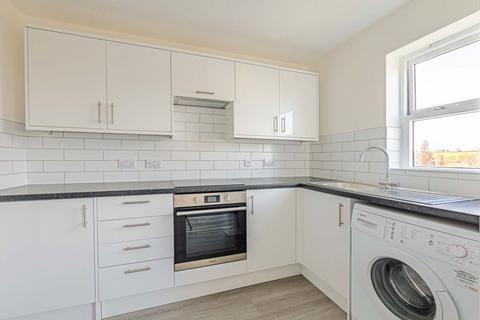 2 bedroom flat to rent, Station Approach, Kings Langley