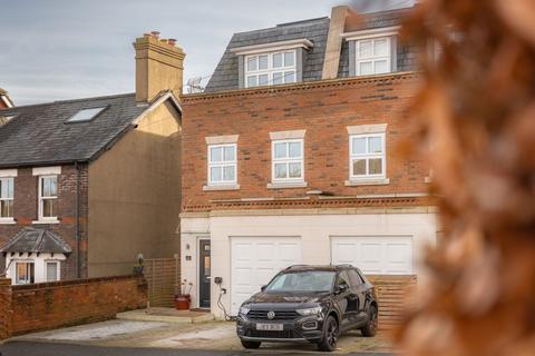 3 bedroom townhouse for sale, Longfield Road, Tring, Hertfordshire HP23