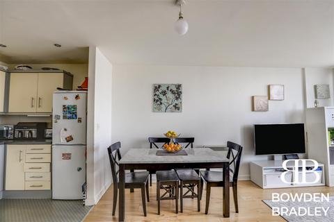 2 bedroom apartment for sale, Memorial Heights, Monarch Way, Newbury Park