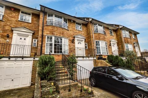 3 bedroom terraced house to rent, Beechwood Crescent, Eastbourne