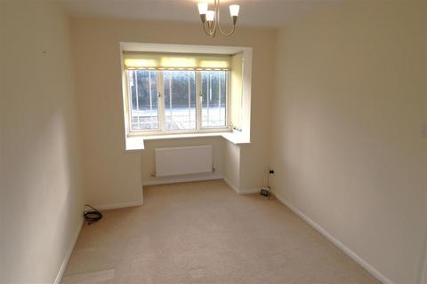 3 bedroom detached house to rent, Burchnall Road, Leicester LE3