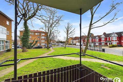 3 bedroom flat for sale, Bowes Road, London, N11