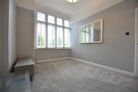 2 bedroom flat for sale, Grove Park Road, Mottingham, SE9