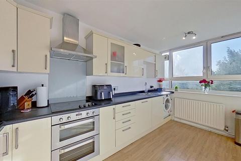 16 Winterfold Close, London, SW19 6LE