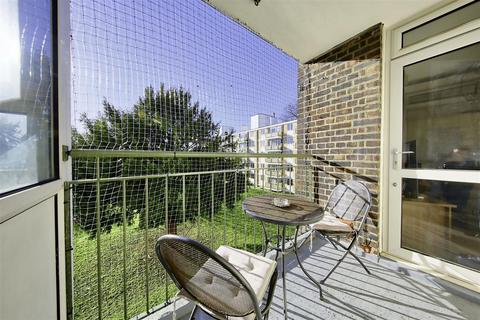16 Winterfold Close, London, SW19 6LE
