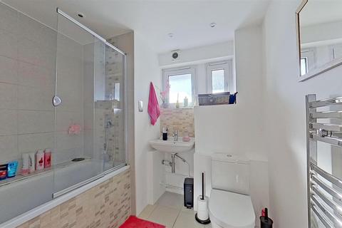 16 Winterfold Close, London, SW19 6LE