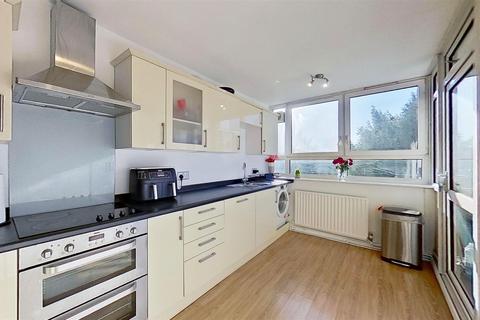 16 Winterfold Close, London, SW19 6LE