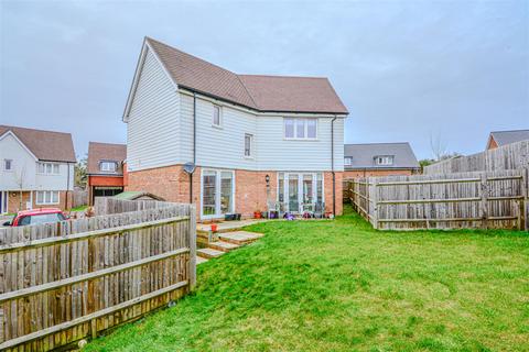 3 bedroom detached house for sale, Field Way, Battle