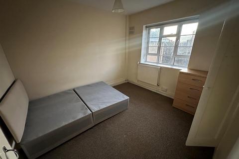 4 bedroom duplex to rent, Church Street Estate, London