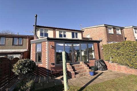 9 Howard Close, Leek, ST13 8JW