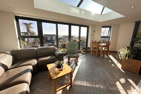 9 Howard Close, Leek, ST13 8JW