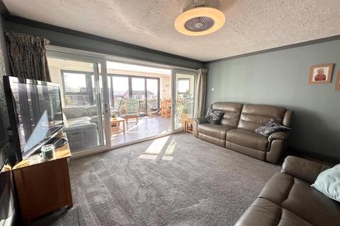 9 Howard Close, Leek, ST13 8JW